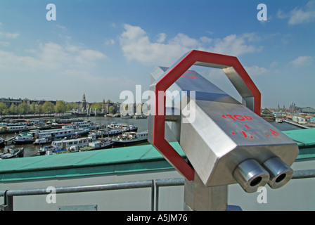 Fernglas auf der Dachterrasse des NEMO ein interaktives Museum im Hafen von Amsterdam Oosterdok Niederlande Holland EU Eu anzeigen Stockfoto