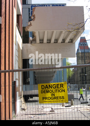 Abriss den Gehweg verbindet Mathematik Gebäude und Kilburn Gebäude April 2005 The University of Manchester UK Stockfoto