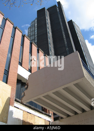 Abriss den Gehweg verbindet Mathematik Gebäude und Kilburn Gebäude April 2005 The University of Manchester UK Stockfoto