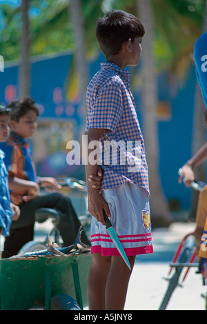 Malediven [Straßenszene], Lokalmatador halten [Angeln Messer], [Maafushi Insel], "South Male" Atoll "Indischen Ozean" Stockfoto