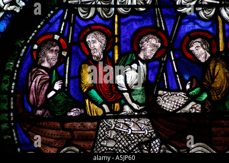 Mittelalterlichen Glasfenster mit Darstellungen der Apostel Fischfang. Wunderbarer Entwurf von Fischen, Bibelfenster Des Armen Mannes, Canterbury Cathedral Kent England Stockfoto