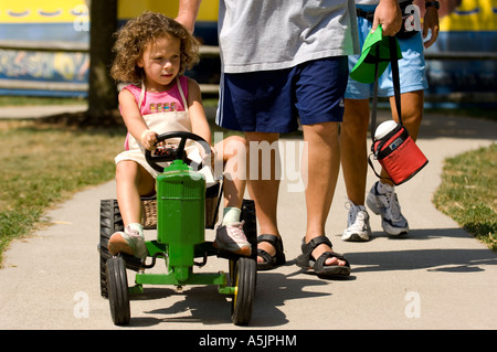 Mädchen auf ein Spielzeug-Traktor an der Indiana State Fair Indianapolis Indiana Stockfoto