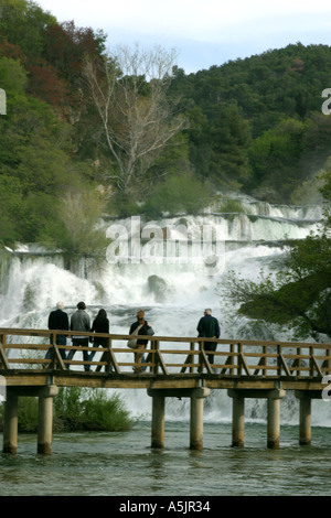 Skradin fällt mit Holzbrücke über den Fluss Kroatien Stockfoto