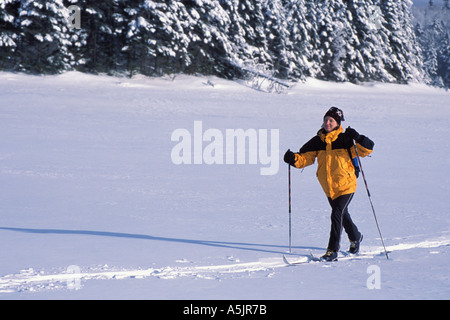 Langlaufen in zweiten Connecticut Lake nördlichen Wald Winter Sport Pittsburg NH Stockfoto