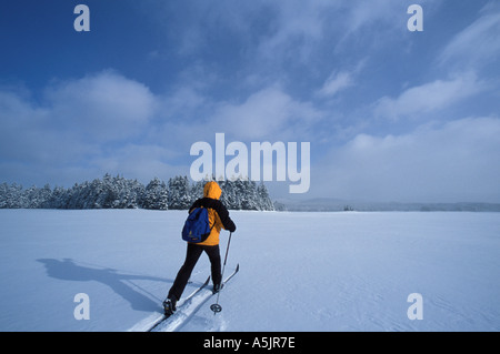 Langlaufen in zweiten Connecticut Lake nördlichen Wald Winter Sport Pittsburg NH Stockfoto