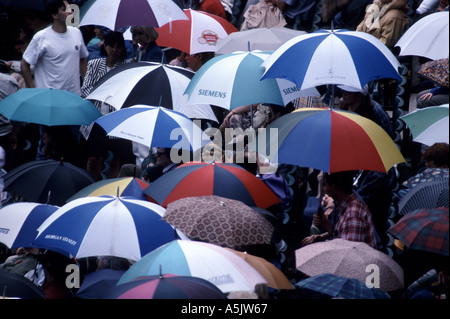 Sonnenschirme bei Wimbledon Tennis Championships im Sommer Regen, London SW 19. Stockfoto