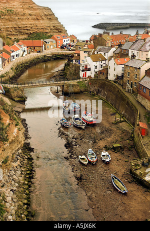 Blick auf das rote Pantiled Hütte Dächer und traditionellen entgeisterung Angelboote/Fischerboote am Staithes Hafen North Yorkshire UK Stockfoto