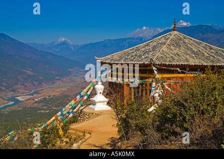 Buddhistisch-Kloster in der Nähe von Lijiang und Tigersprungschlucht mit Yangtse River Valley Yunnan Provinz China JMH2225 Stockfoto