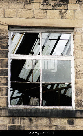 Zerbrochene Fensterscheiben von einem alten Fabrikgebäude Stockfoto