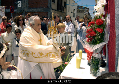 Spanien, Aragon, La Muela. Spanisches Dorf Szene, Fiesta von San Antonio im Juni. Priester hält an Outdoor-Altar beten Stockfoto