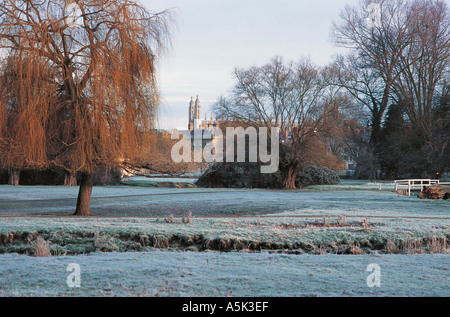 Ein Frostiger Morgen auf Schafe s Grün mit einem Blick auf die Türme der King s College Kapelle Cambridge Großbritannien Stockfoto
