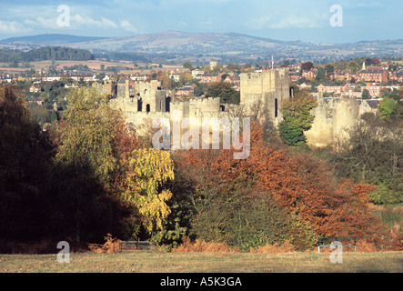 Ludlow Castle ist ein großes jetzt Burg zerstört die Stadt Ludlow Shropshire England uk GB dominiert Stockfoto