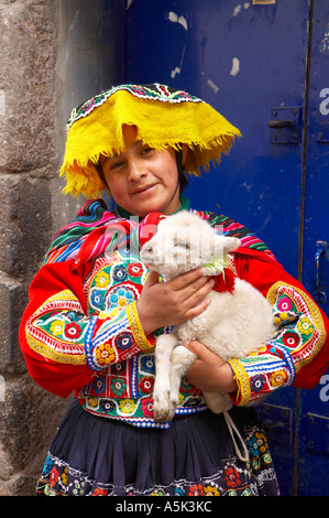 Mädchen mit Lamm Cusco Peru Stockfoto