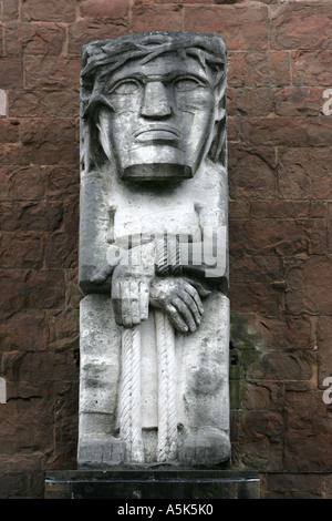Ecce Homo, Statue in der Kathedrale von Coventry, Sir Jacob Epstein, Christus darstellt, bevor Pilate mit seinen Händen gebunden Stockfoto