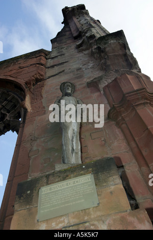 Statue von Christus in der Kathedrale von Coventry von Alain John, der das Stück während Schüler konzipiert. Stockfoto