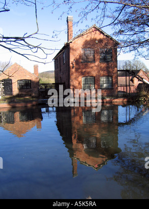 Forge Nadel Mühlenmuseum, Redditch, betrachtet über den Mühlenteich. Stockfoto