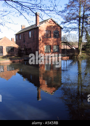 Redditch. Forge Nadel Mühlenmuseum, Redditch, betrachtet über den Mühlenteich. Stockfoto