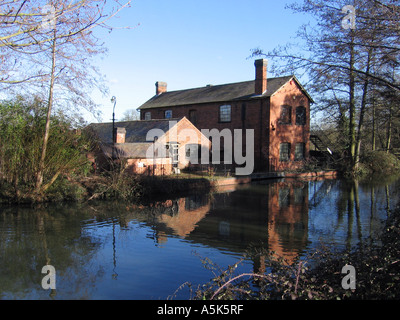 Forge Nadel Mühlenmuseum, Redditch, betrachtet über den Mühlenteich. Stockfoto