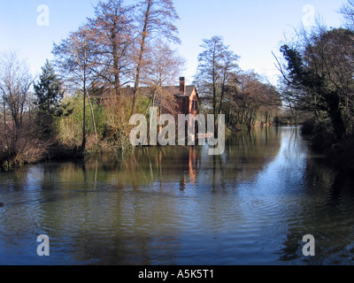 Forge Nadel Mühlenmuseum, Redditch, betrachtet über den Mühlenteich. Stockfoto