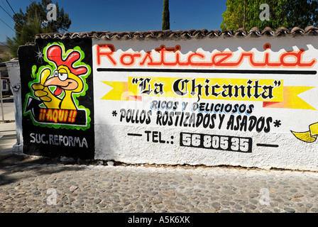 Gemalte Werbung für gebratenes Huhn an einer Wand, Mitla, Mexiko Stockfoto