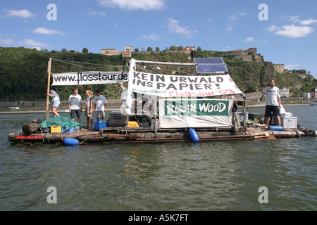 Mitglieder der de-Umweltschutz-Organisation 'Robin Wood' demonstrieren am Fluss Rhein bei Koblenz Stockfoto