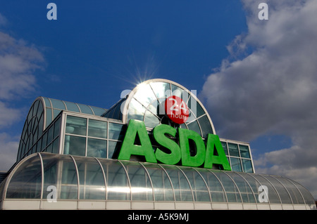 Das Glasdach des neuen 24 Stunden öffnen ASDA Supermarkt Stockfoto