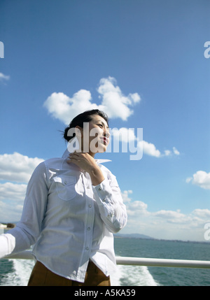 Junge Frau auf Boot Stockfoto