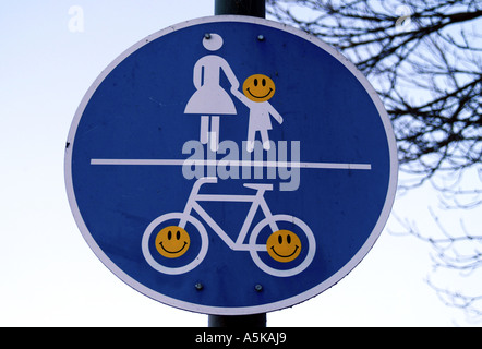 Verkehrsschild mit smily-Aufkleber. Stockfoto