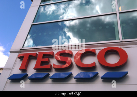 Tesco-Supermarkt spiegelt stürmische Wolken in Brighton East Sussex Stockfoto