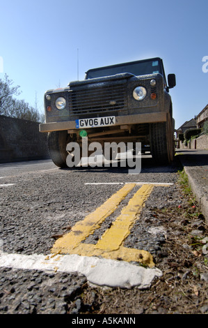 Ein Land Rover Defender neben eine sehr kurze doppelte gelbe Linie auf einer Straße in Falmer East Sussex Stockfoto