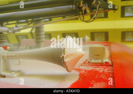 Eingeschneit Hilfskräfte von einem Zug in das künstliche Klima-Wind-Kanal, RTA Rail Tec Arsenal, Wien, Österreich Stockfoto