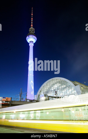 Straßenbahn ist sehr schnell vor dem Fernsehturm und dem Bahnhof Alexanderplatz in Berlin während des Festival of Lights vorbeifahren Stockfoto