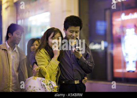 CHINA SHANGHAI junge chinesische Paare Shop Arm in Arm entlang Nanjing Road Stockfoto