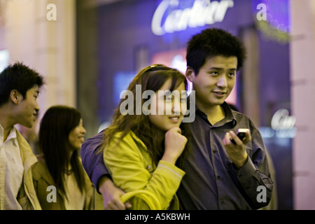 CHINA SHANGHAI junge chinesische Paare Shop Arm in Arm entlang Nanjing Road Stockfoto