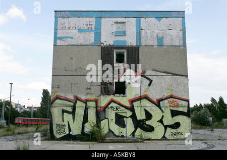 Leere Wohnblock mit Graffitos drauf in Ost-Berlin Stockfoto