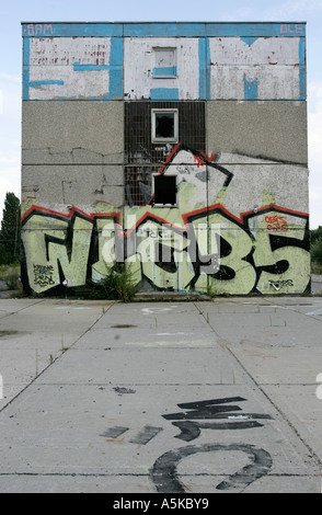 Leere Wohnblock mit Graffitos drauf in Ost-Berlin Stockfoto