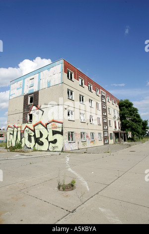 Leere Wohnblock mit Graffitos drauf in Ost-Berlin Stockfoto