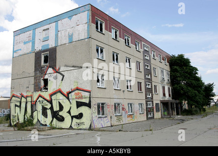 Leere Wohnblock mit Graffitos drauf in Ost-Berlin Stockfoto