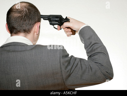 Trauriger Mann begeht Selbstmord mit einer Pistole Stockfoto