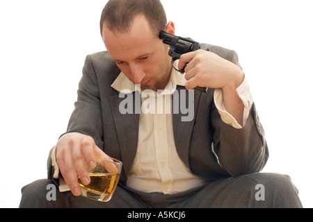 Trauriger Mann begeht Selbstmord bei einem Drink in der hand Stockfoto