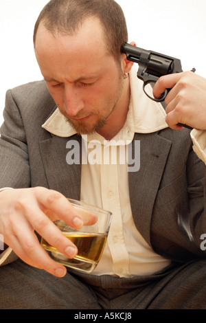 Trauriger Mann begeht Selbstmord bei einem Drink in der hand Stockfoto