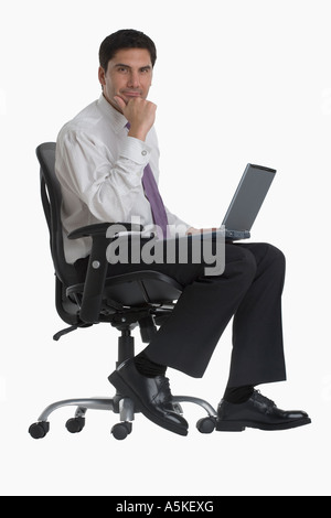 Geschäftsmann Betrieb Laptop im Stuhl Stockfoto