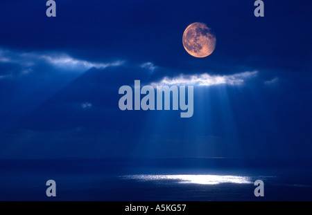 Fantastisch, fantastisch, groß, größte, kolossal, Mondaufgang über Meer balken Isle of Wight England Großbritannien Stockfoto