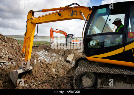 Traktoren JCB Bagger Abbruch Gebäude Stände Stockfoto