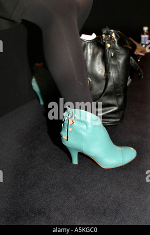 Backstage bei Lonodn Fashion Week - Vivienne Westwood Schuhe Stockfoto