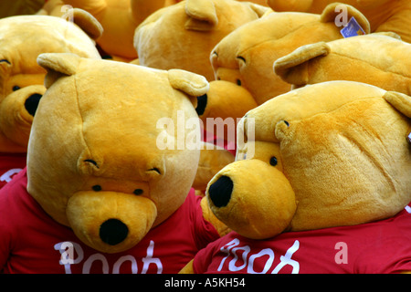 Gruppe von großen Pooh Bear Stofftiere auf Kirmes Stockfoto