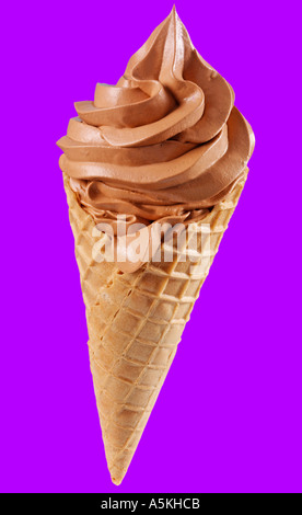 CHOCOLATE ICE CREAM CONE AUF LILA Stockfoto
