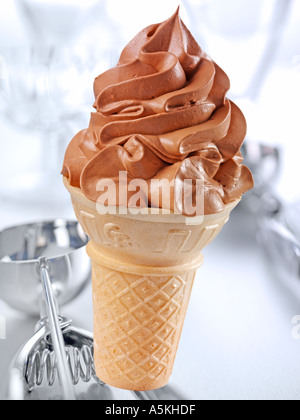 SCHOKOLADEN-EISCREME-KEGEL Stockfoto