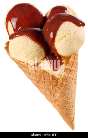 KUGELN VANILLEEIS IN KEGEL MIT SCHOKOLADENSAUCE TOPPING Stockfoto