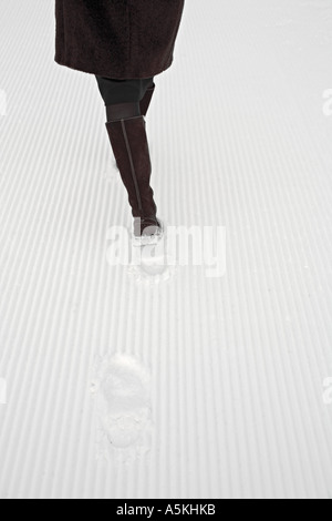 Junge Frau tragen Winterkleidung, Wandern im Schnee Stockfoto